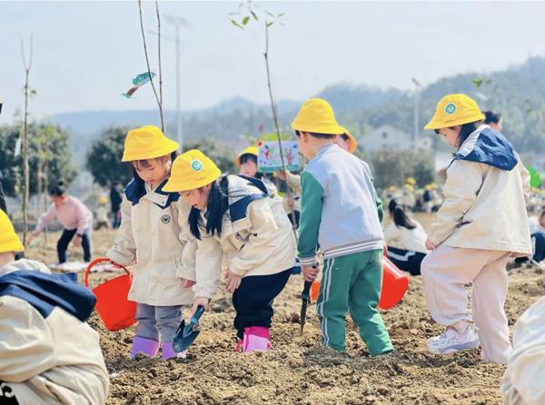 田家庵區軍民社區婦聯(lián)開(kāi)展“共植綠色夢(mèng)想，傳承優(yōu)良家風(fēng)”寓教于樂(lè )植樹(shù)節主題活動(dòng)